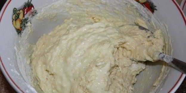 маффины с яблоком и изюмом с медово-ореховой глазурью