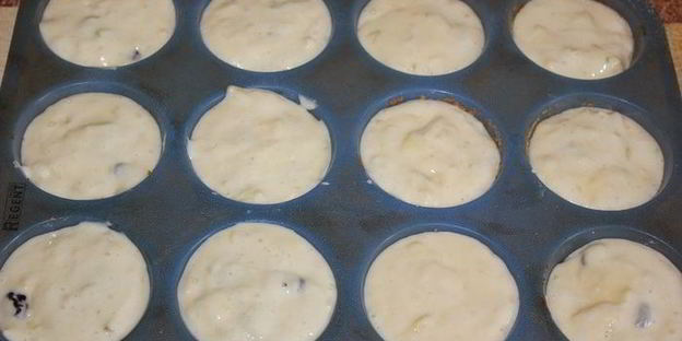 маффины с яблоком и изюмом с медово-ореховой глазурью