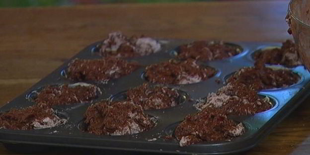 шоколадные маффины с черешней