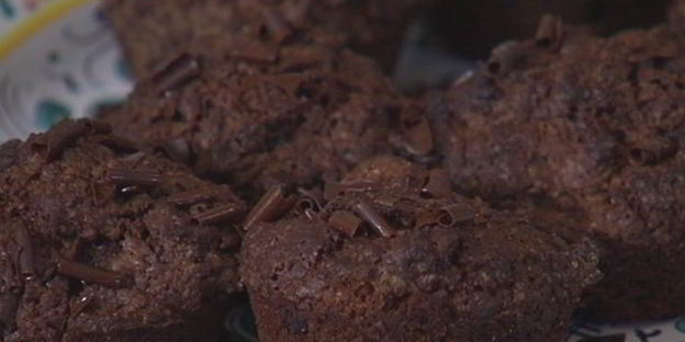 шоколадные маффины с черешней