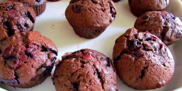 шоколадные маффины с черной смородиной