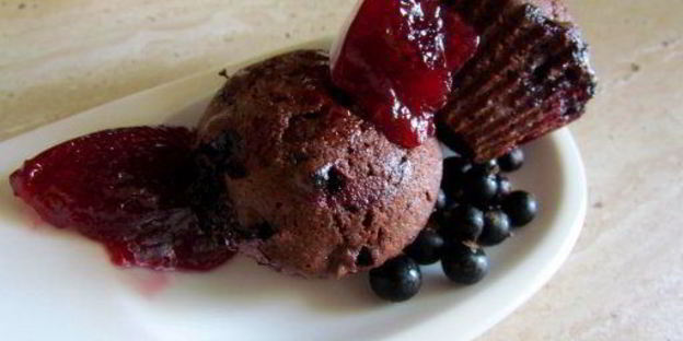 шоколадные маффины с черной смородиной