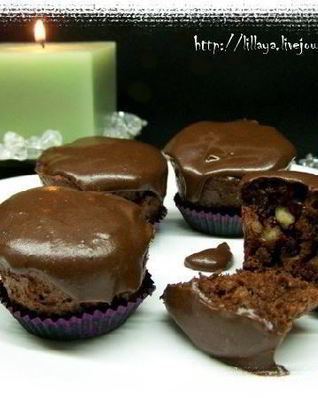 Шоколадные маффины с орехами и клюквой