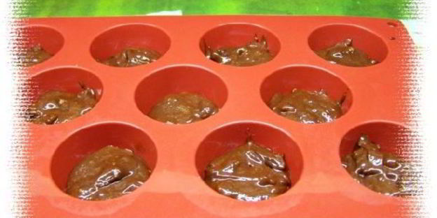 шоколадные маффины с орехами и клюквой