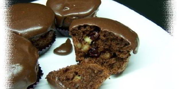шоколадные маффины с орехами и клюквой