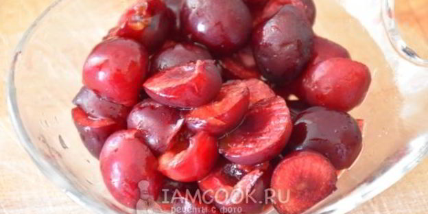 ванильно-шоколадные маффины с черешней