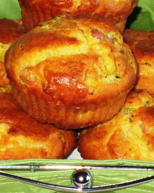 Закусочные маффины с беконом и цукини