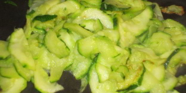 закусочные маффины с беконом и цукини