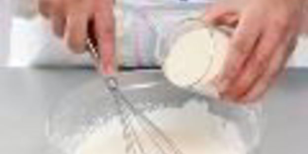 манник с изюмом и орехами в мультиварке