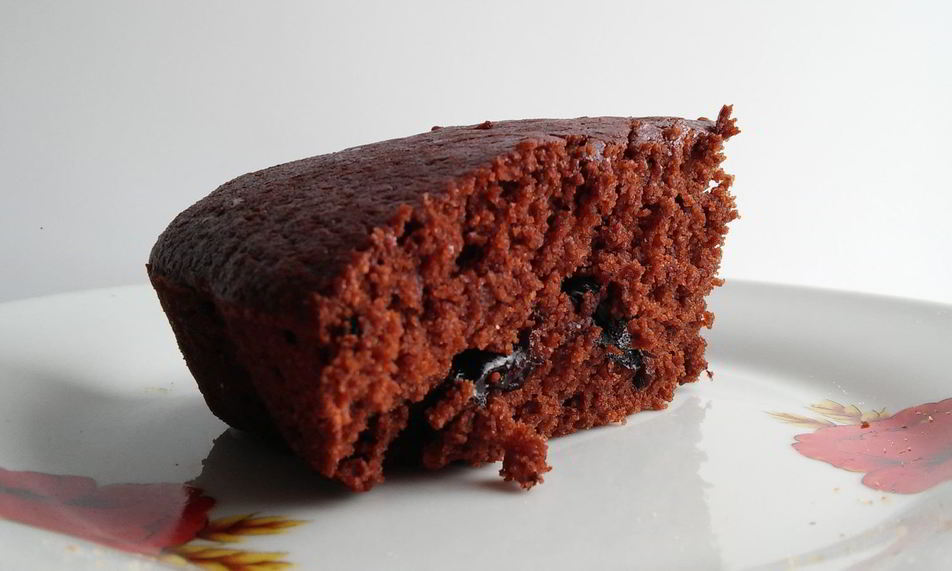 Рецепт постного шоколадного манника с черносливом