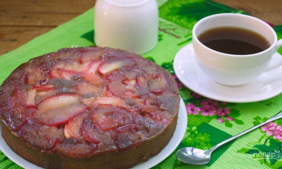 Рецепт шоколадного манника с карамельными яблоками