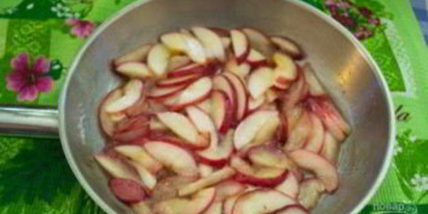 шоколадный манник с карамельными яблоками