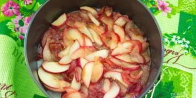 шоколадный манник с карамельными яблоками