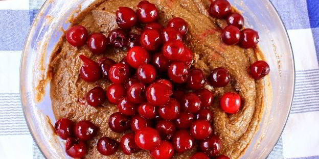 шоколадный манник с вишней