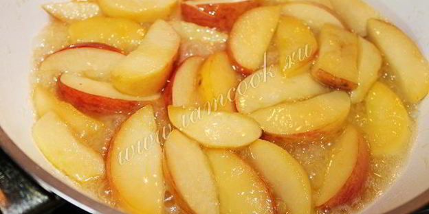 шоколадный манник с яблоками