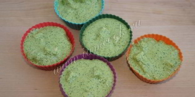 зеленые мини-манники с сыром в мультиварке