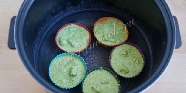 зеленые мини-манники с сыром в мультиварке