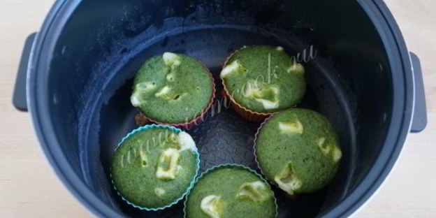 зеленые мини-манники с сыром в мультиварке