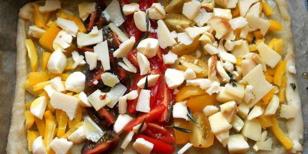 мини-выпечка с овощами и маринованным сыром