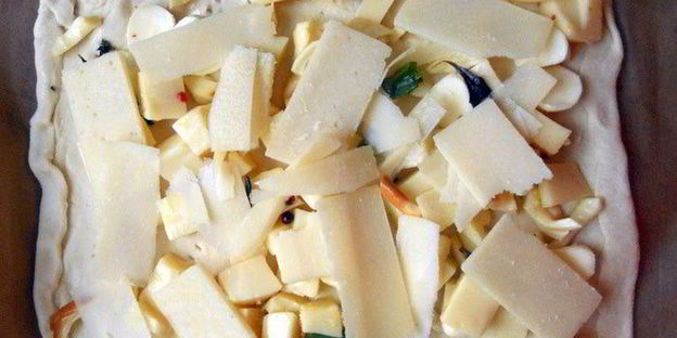 мини-выпечка с овощами и маринованным сыром