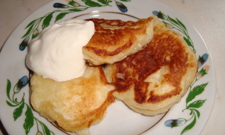 Рецепт дрожжевых оладий на молоке с яблоками