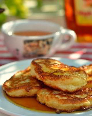Дрожжевые оладьи с яблоками