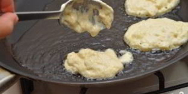 дрожжевые оладьи с яблоками