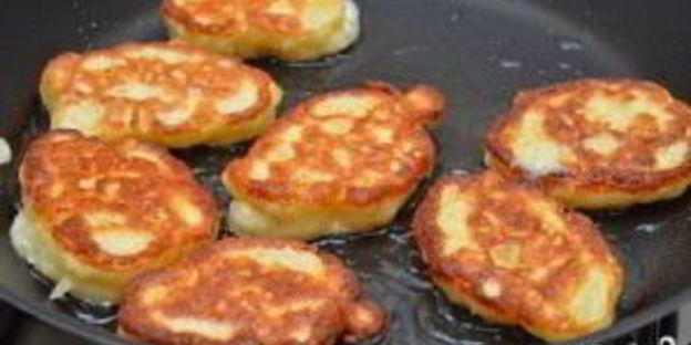 дрожжевые оладьи с яблоками