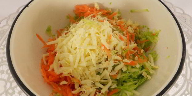 кабачковые оладьи с морковью и брынзой