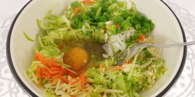 кабачковые оладьи с морковью и брынзой