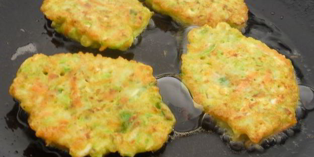 кабачковые оладьи с морковью и брынзой