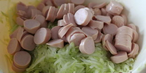 кабачковые оладьи с сосисками