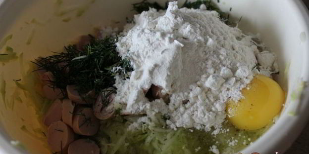 кабачковые оладьи с сосисками