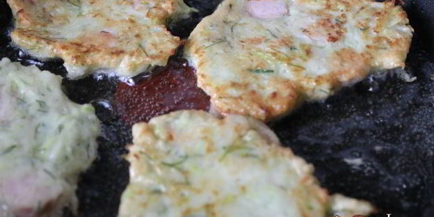 кабачковые оладьи с сосисками