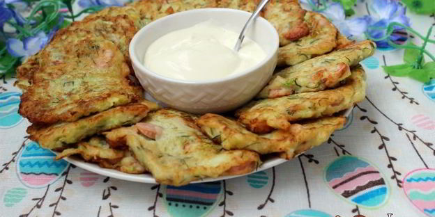 кабачковые оладьи с сосисками