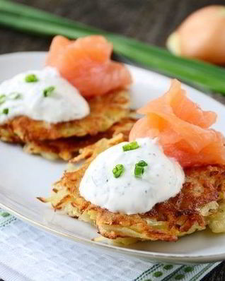 Картофельные оладьи с лососем