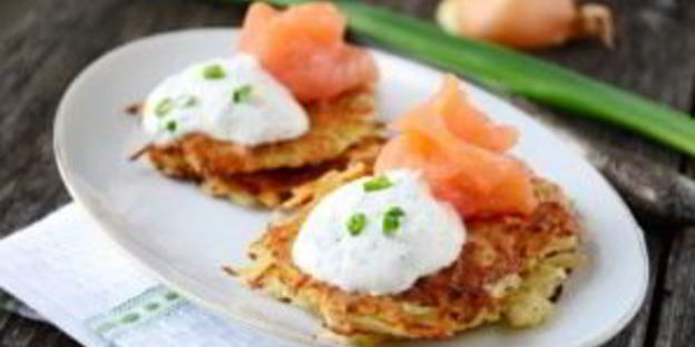 картофельные оладьи с лососем