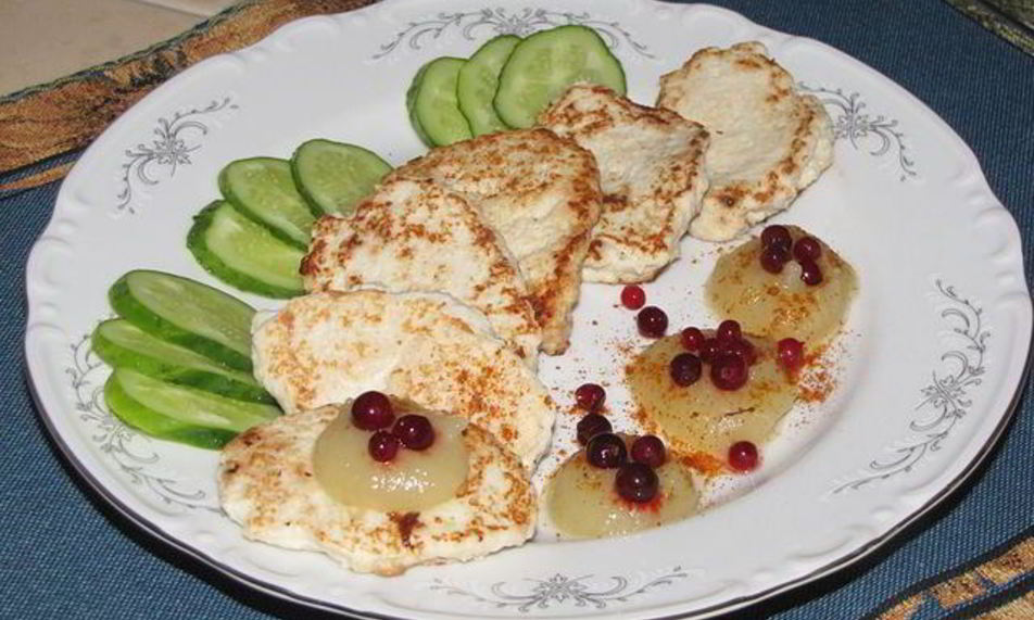 Рецепт куриного-овощных оладьи с яблочным соусом