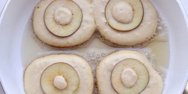 медовые оладьи с яблоком