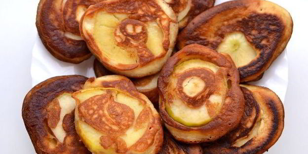 медовые оладьи с яблоком