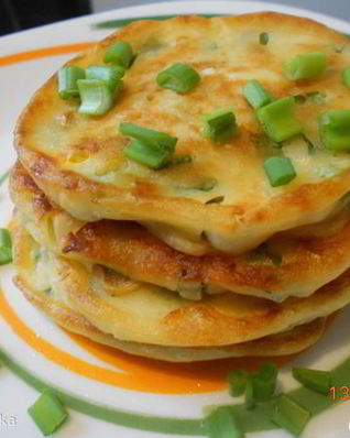 Оладушки с яйцом и зеленым луком
