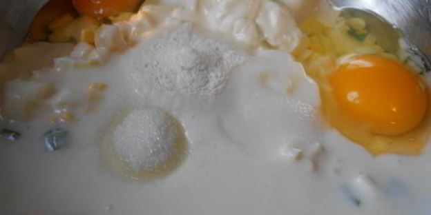 оладушки с яйцом и зеленым луком