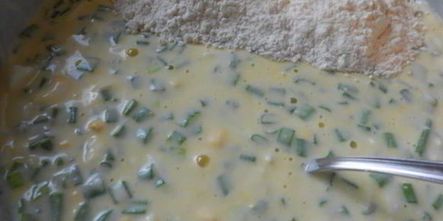 оладушки с яйцом и зеленым луком