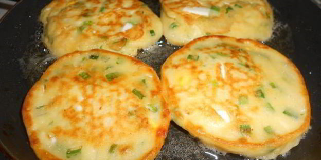 оладушки с яйцом и зеленым луком