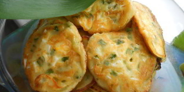 оладушки с яйцом и зеленым луком