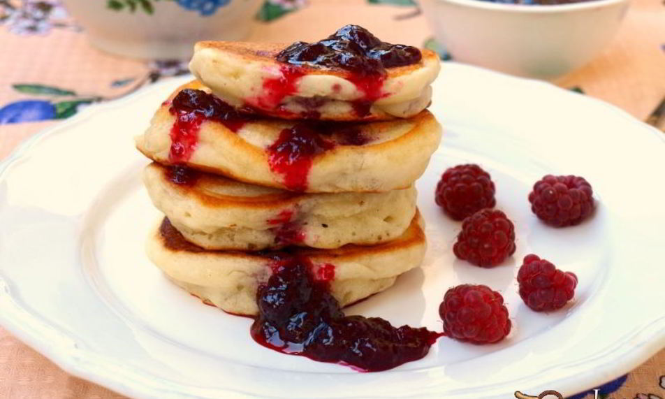 Рецепт оладий без яиц с малиной