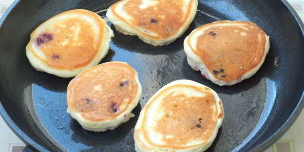 оладьи без яиц с малиной