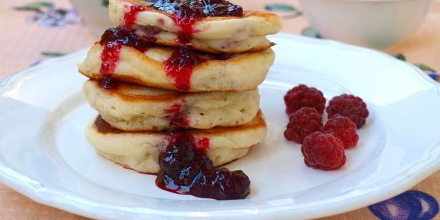 оладьи без яиц с малиной