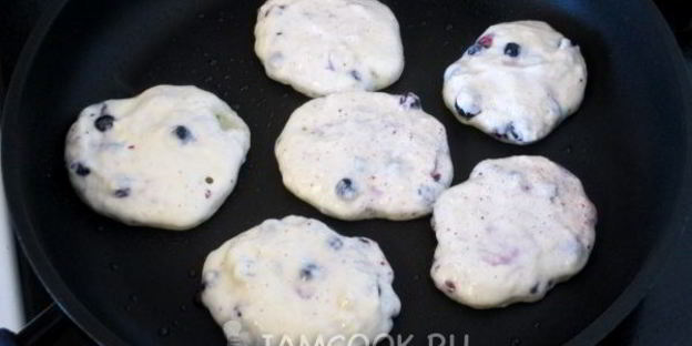 оладьи без яиц с ягодами