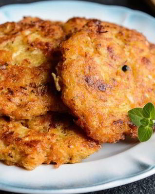 Оладьи из кабачков и сосисок на сковороде